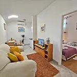 Apartamento Moni 2 *