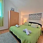 Moni 2 Apartamento *