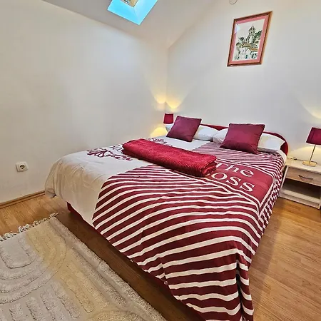Apartamento Moni 2 *