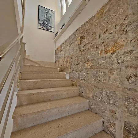 Moni 2 דירה ספליט