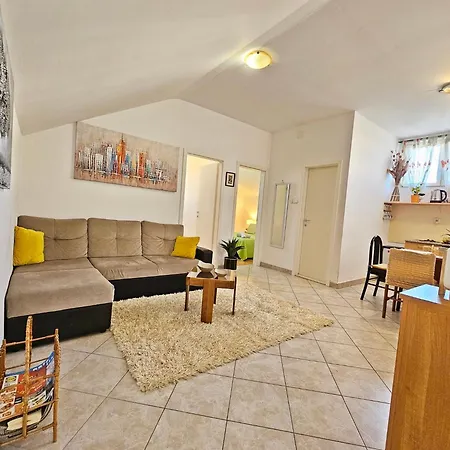 アパート Moni 2 *